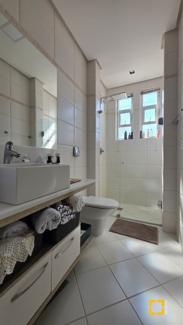 Apartamento com 226m², 3 quartos (sendo 1 suíte), 2 garagens, no bairro Beira Mar em Florianópolis