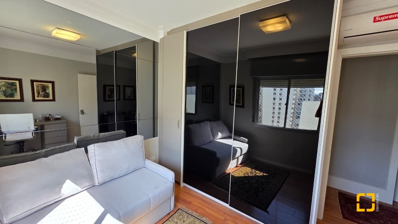 Apartamento com 226m², 3 quartos (sendo 1 suíte), 2 garagens, no bairro Beira Mar em Florianópolis