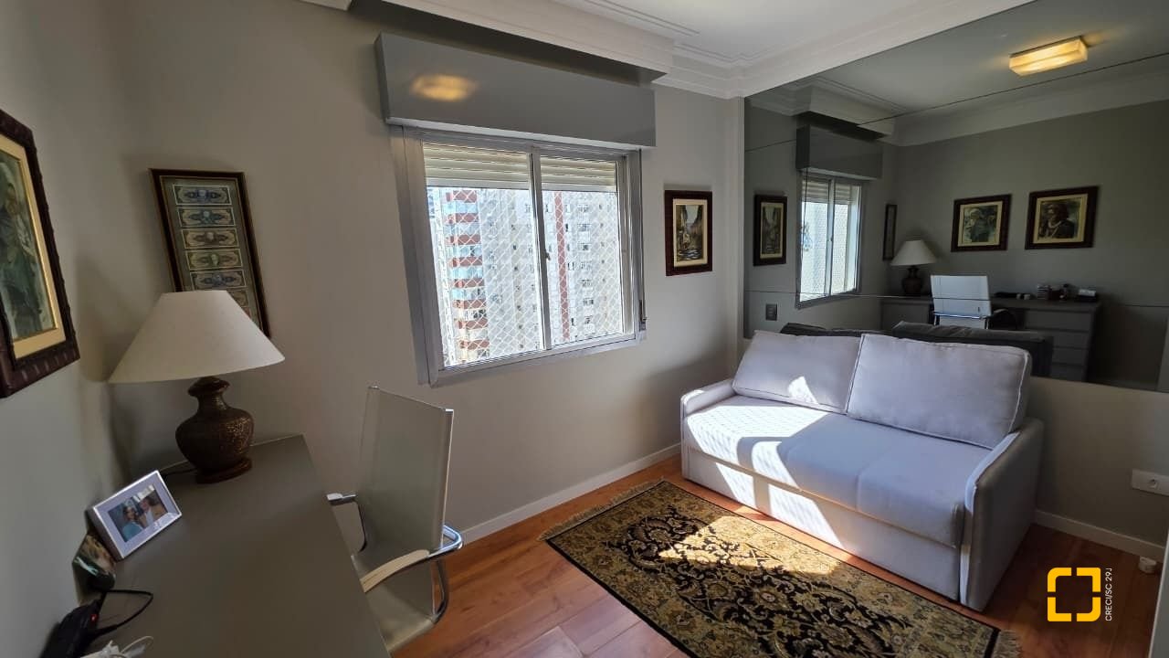 Apartamento com 226m², 3 quartos (sendo 1 suíte), 2 garagens, no bairro Beira Mar em Florianópolis