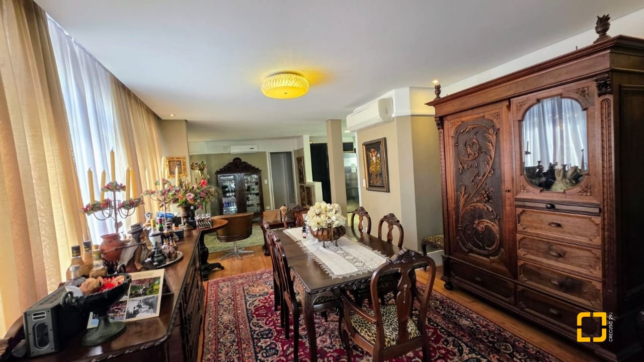 Apartamento com 226m², 3 quartos (sendo 1 suíte), 2 garagens, no bairro Beira Mar em Florianópolis
