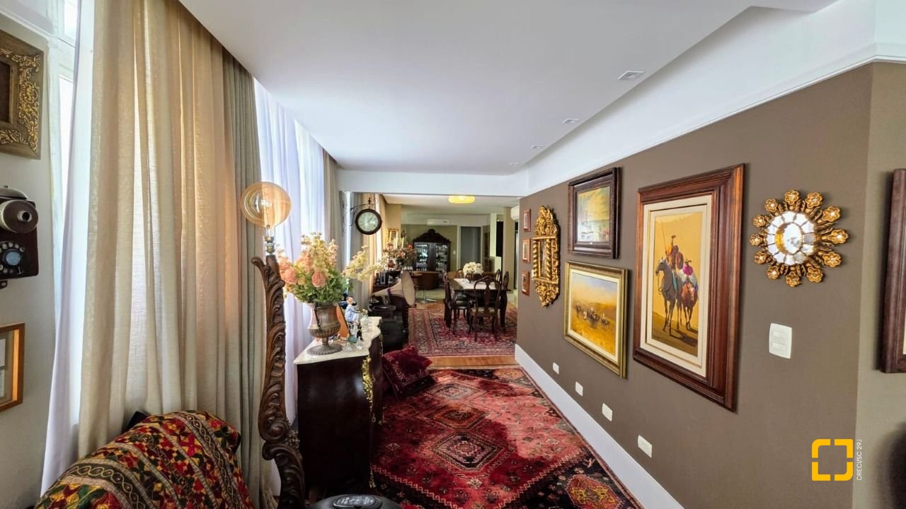 Apartamento com 226m², 3 quartos (sendo 1 suíte), 2 garagens, no bairro Beira Mar em Florianópolis