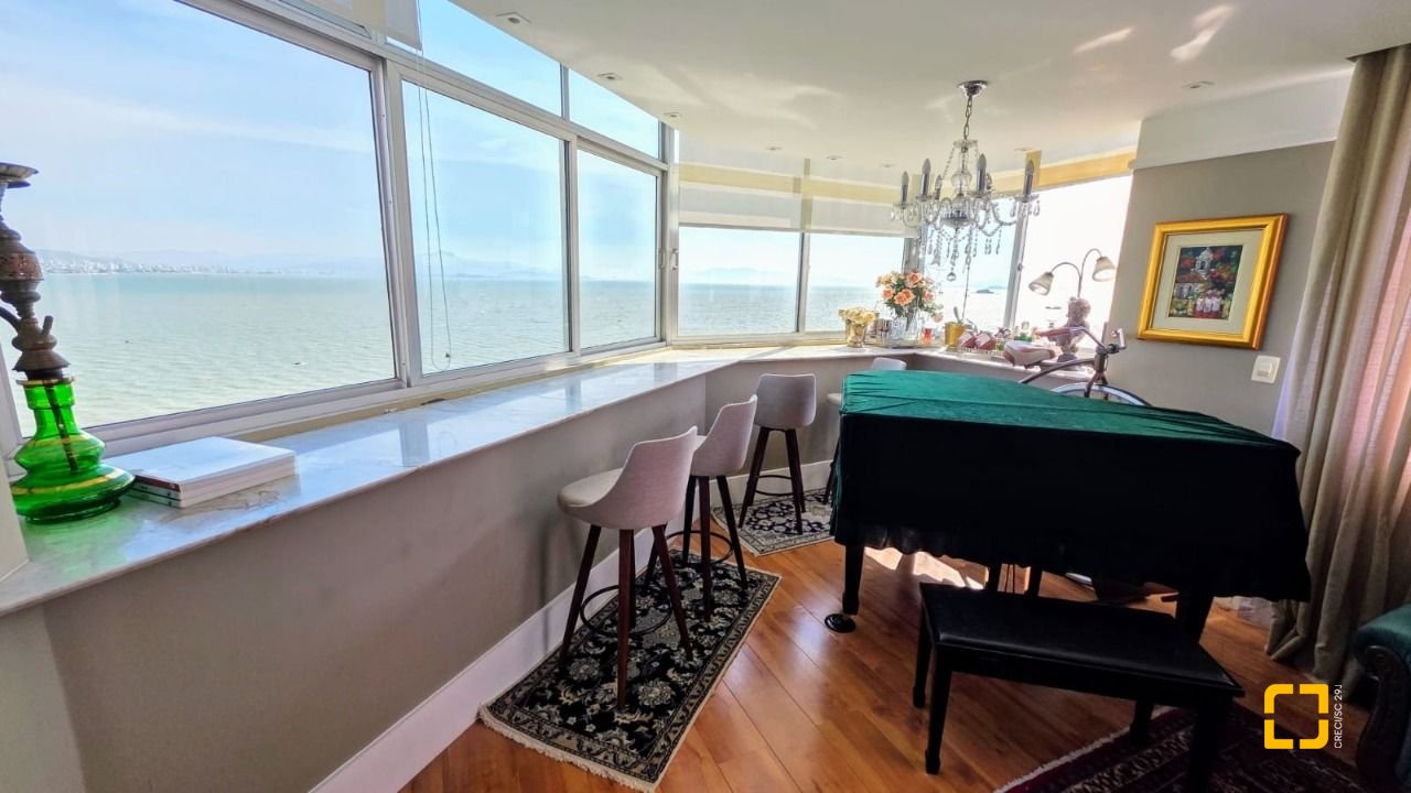 Apartamento com 226m², 3 quartos (sendo 1 suíte), 2 garagens, no bairro Beira Mar em Florianópolis