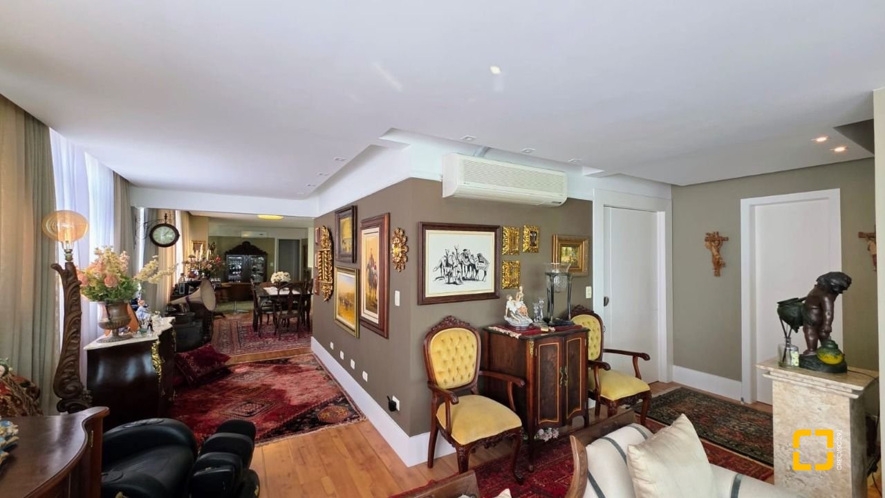 Apartamento com 226m², 3 quartos (sendo 1 suíte), 2 garagens, no bairro Beira Mar em Florianópolis