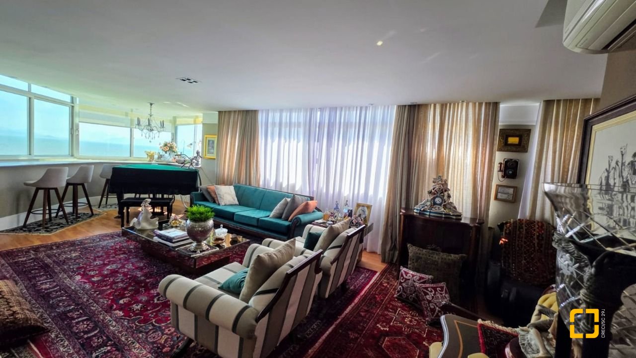 Apartamento com 226m², 3 quartos (sendo 1 suíte), 2 garagens, no bairro Beira Mar em Florianópolis