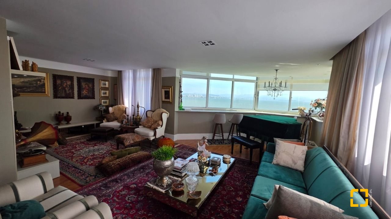 Apartamento com 226m², 3 quartos (sendo 1 suíte), 2 garagens, no bairro Beira Mar em Florianópolis