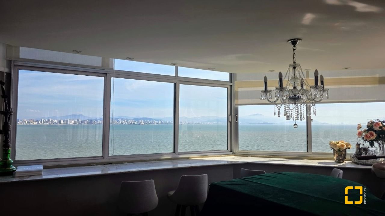 Apartamento com 226m², 3 quartos (sendo 1 suíte), 2 garagens, no bairro Beira Mar em Florianópolis