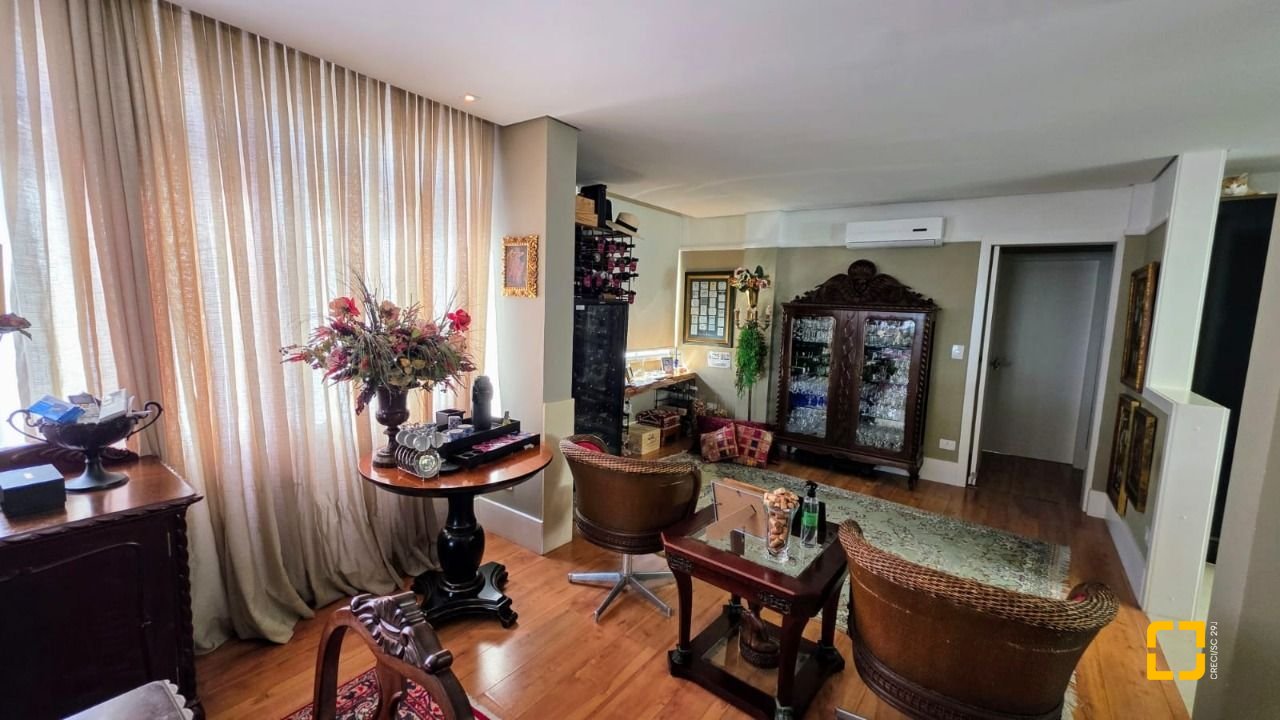 Apartamento com 226m², 3 quartos (sendo 1 suíte), 2 garagens, no bairro Beira Mar em Florianópolis