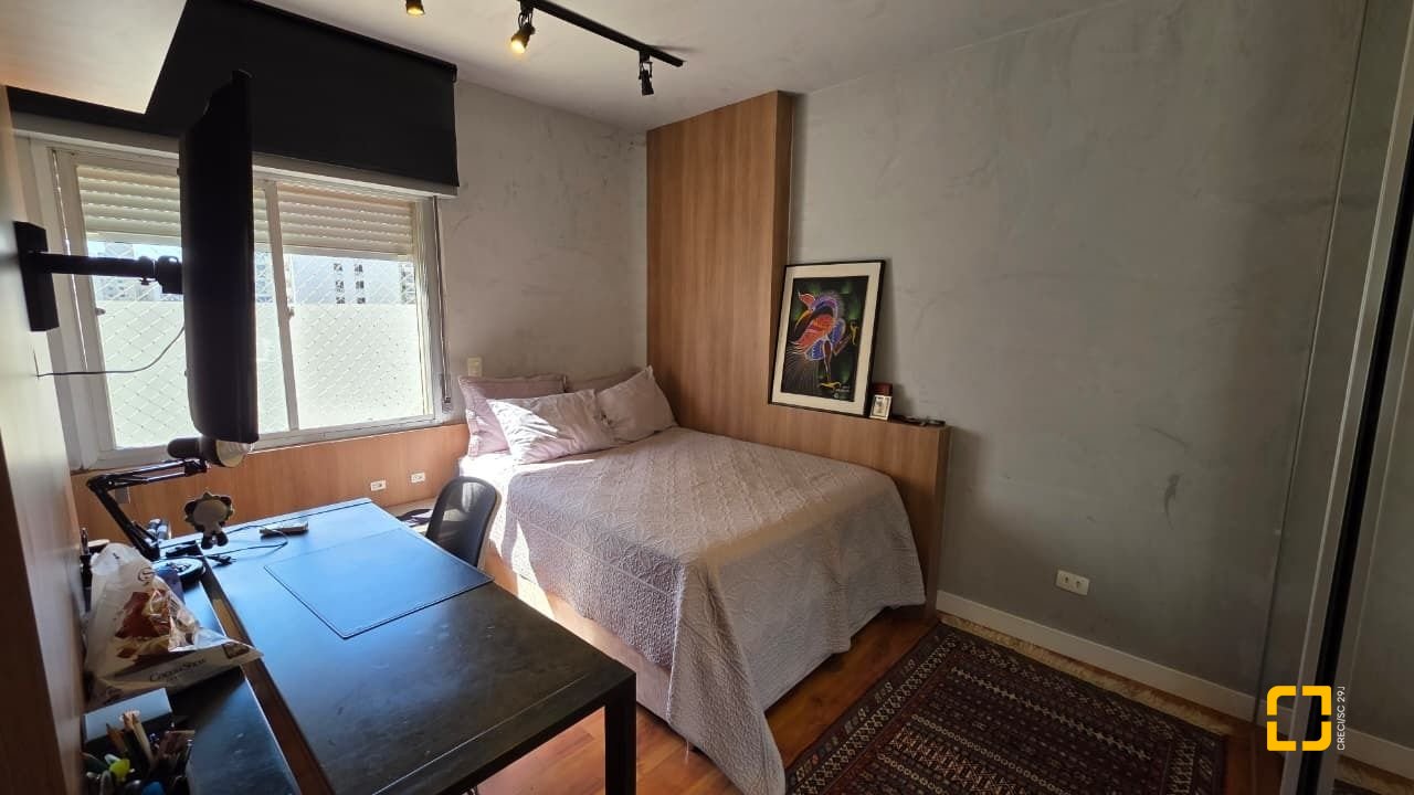 Apartamento com 226m², 3 quartos (sendo 1 suíte), 2 garagens, no bairro Beira Mar em Florianópolis