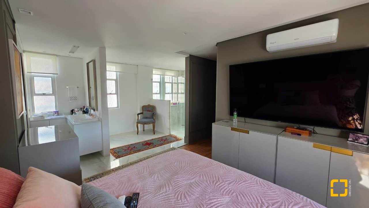 Apartamento com 226m², 3 quartos (sendo 1 suíte), 2 garagens, no bairro Beira Mar em Florianópolis