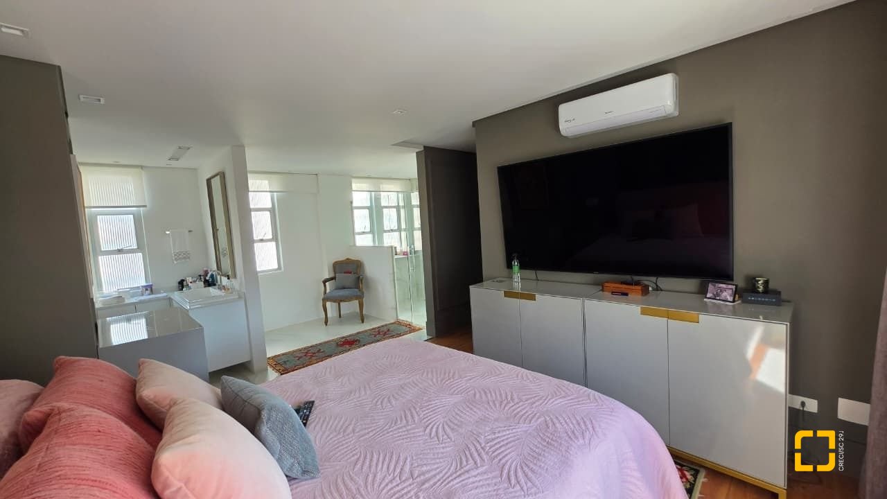 Apartamento com 226m², 3 quartos (sendo 1 suíte), 2 garagens, no bairro Beira Mar em Florianópolis