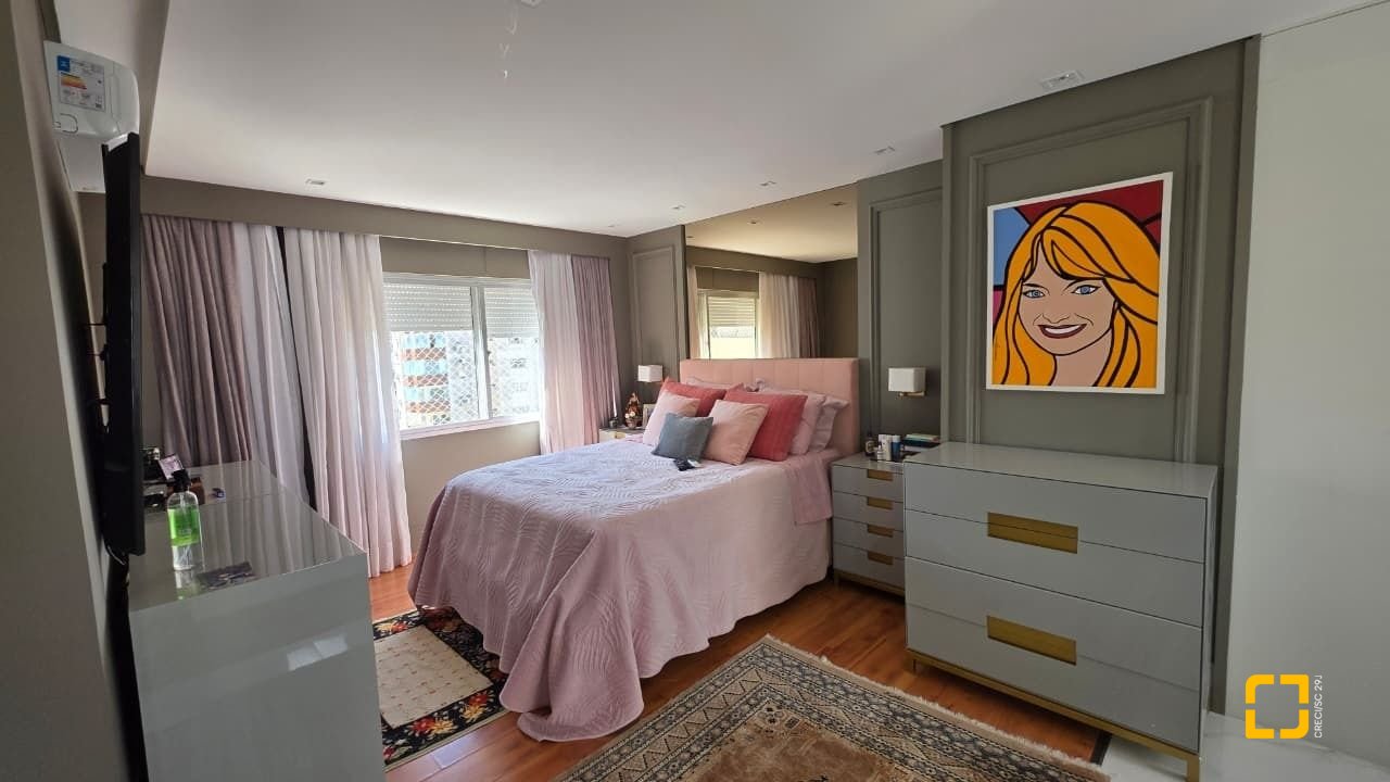 Apartamento com 226m², 3 quartos (sendo 1 suíte), 2 garagens, no bairro Beira Mar em Florianópolis