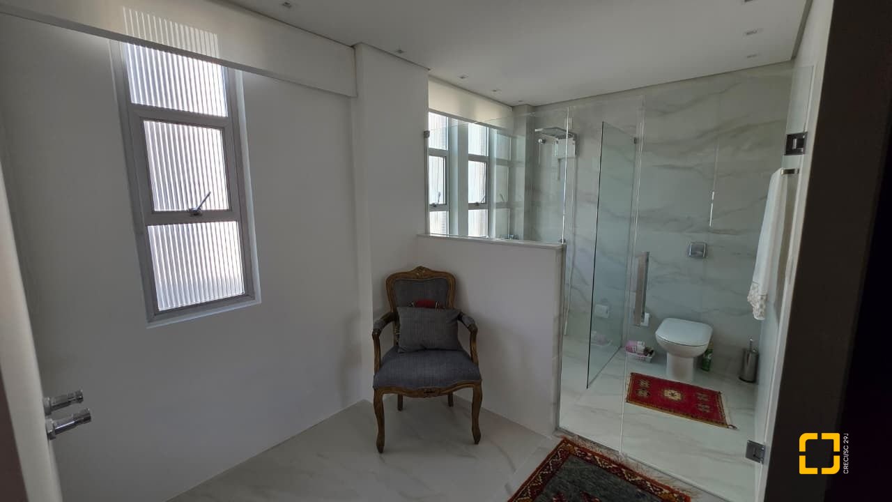 Apartamento com 226m², 3 quartos (sendo 1 suíte), 2 garagens, no bairro Beira Mar em Florianópolis