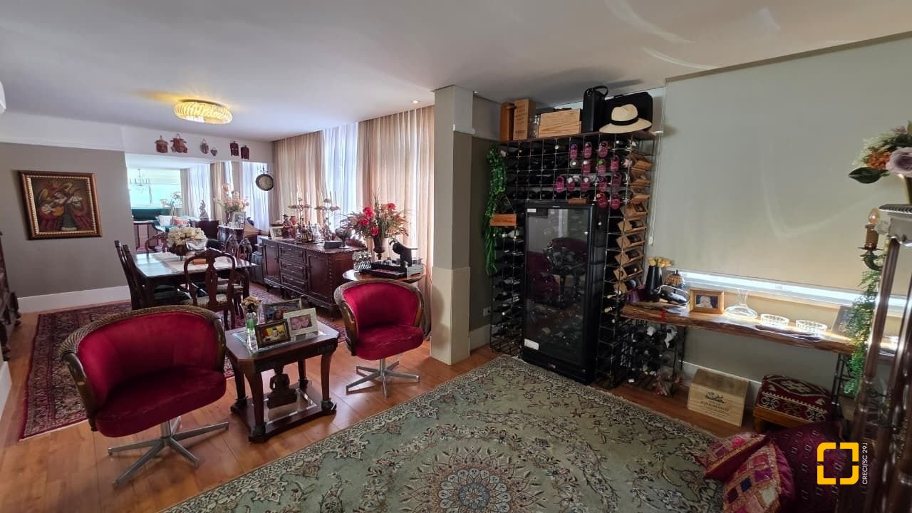 Apartamento com 226m², 3 quartos (sendo 1 suíte), 2 garagens, no bairro Beira Mar em Florianópolis