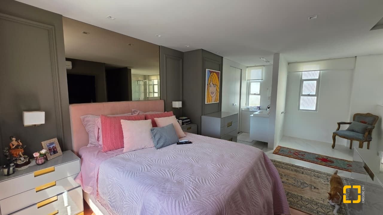 Apartamento com 226m², 3 quartos (sendo 1 suíte), 2 garagens, no bairro Beira Mar em Florianópolis