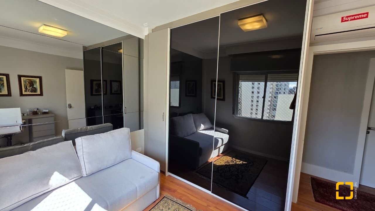Apartamento com 226m², 3 quartos (sendo 1 suíte), 2 garagens, no bairro Beira Mar em Florianópolis