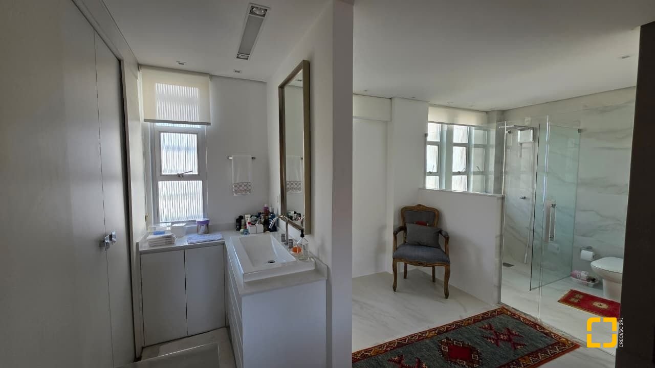 Apartamento com 226m², 3 quartos (sendo 1 suíte), 2 garagens, no bairro Beira Mar em Florianópolis