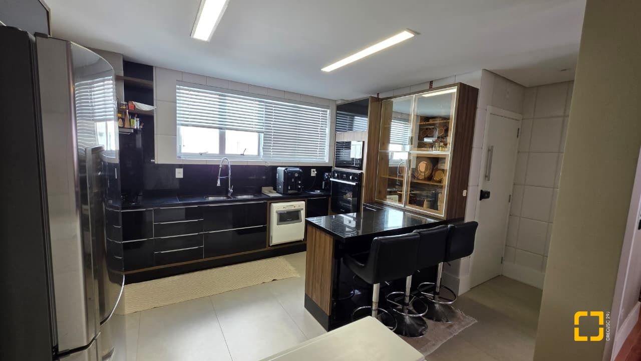Apartamento com 226m², 3 quartos (sendo 1 suíte), 2 garagens, no bairro Beira Mar em Florianópolis