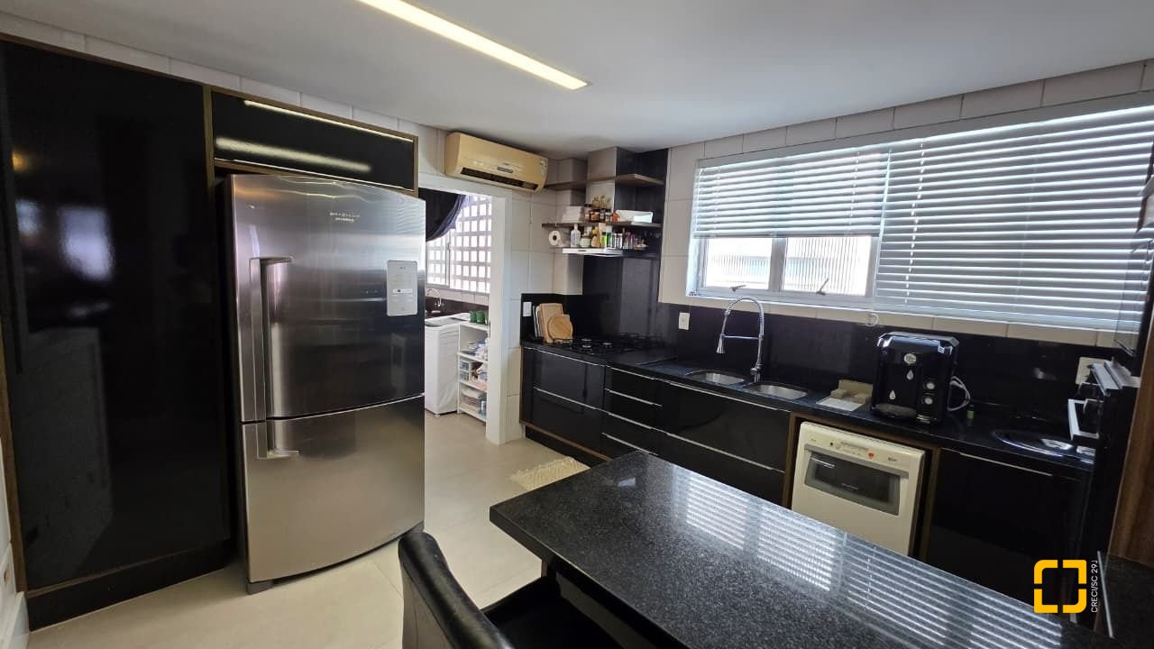 Apartamento com 226m², 3 quartos (sendo 1 suíte), 2 garagens, no bairro Beira Mar em Florianópolis