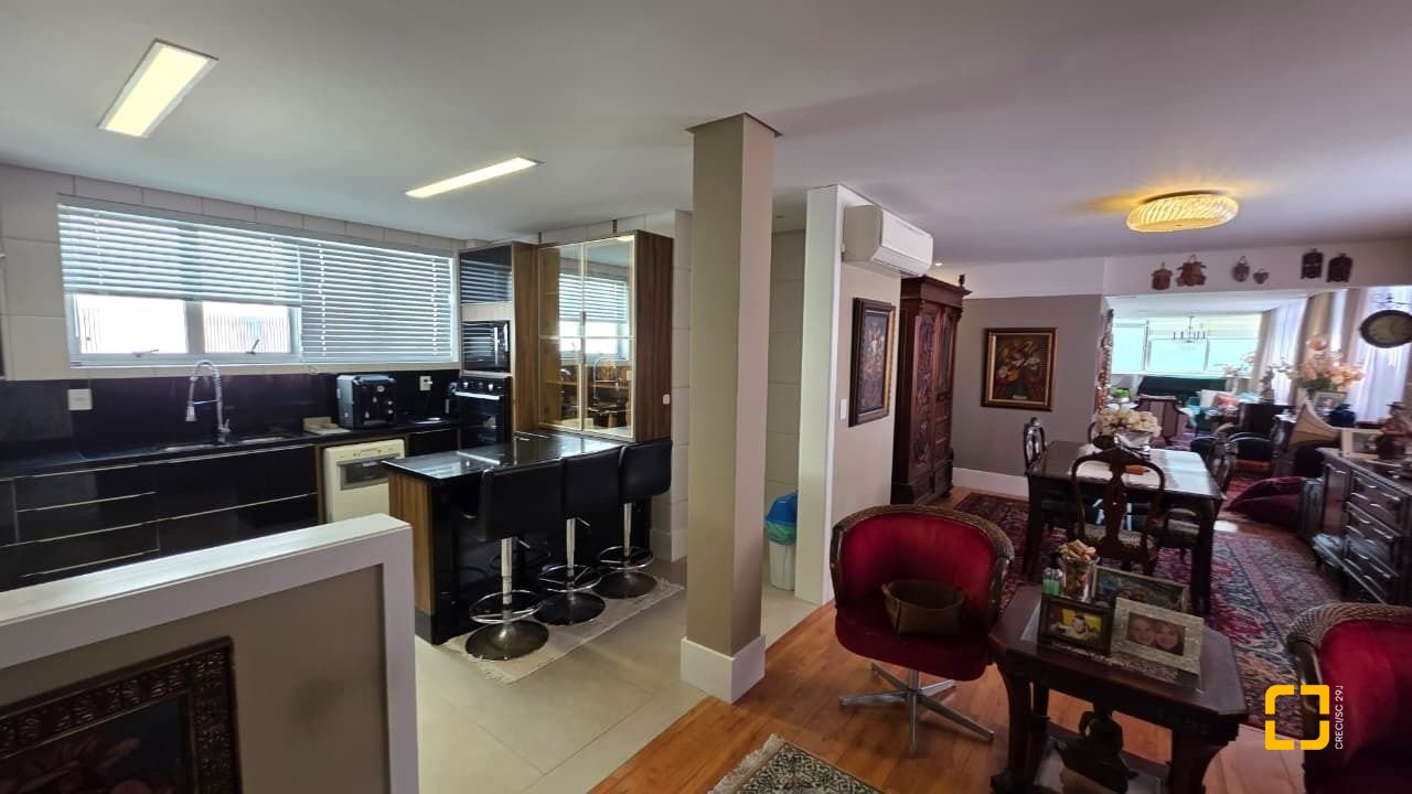 Apartamento com 226m², 3 quartos (sendo 1 suíte), 2 garagens, no bairro Beira Mar em Florianópolis