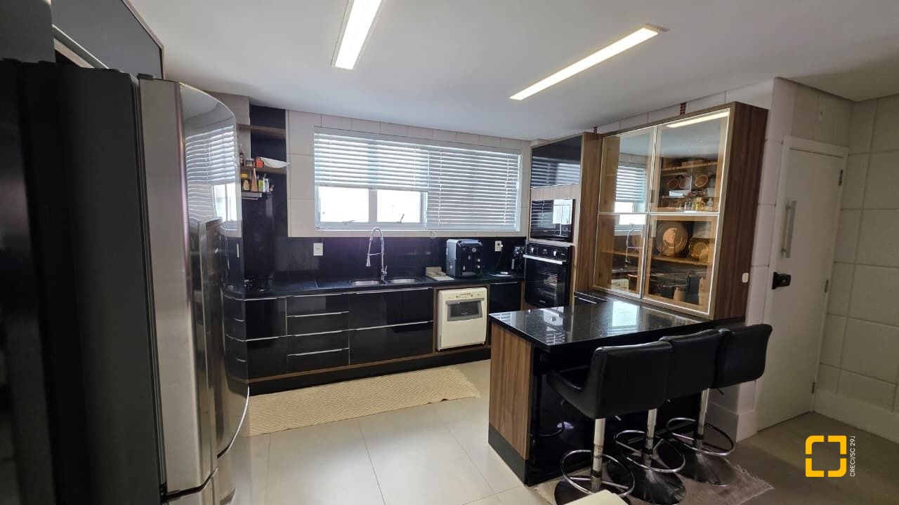 Apartamento com 226m², 3 quartos (sendo 1 suíte), 2 garagens, no bairro Beira Mar em Florianópolis