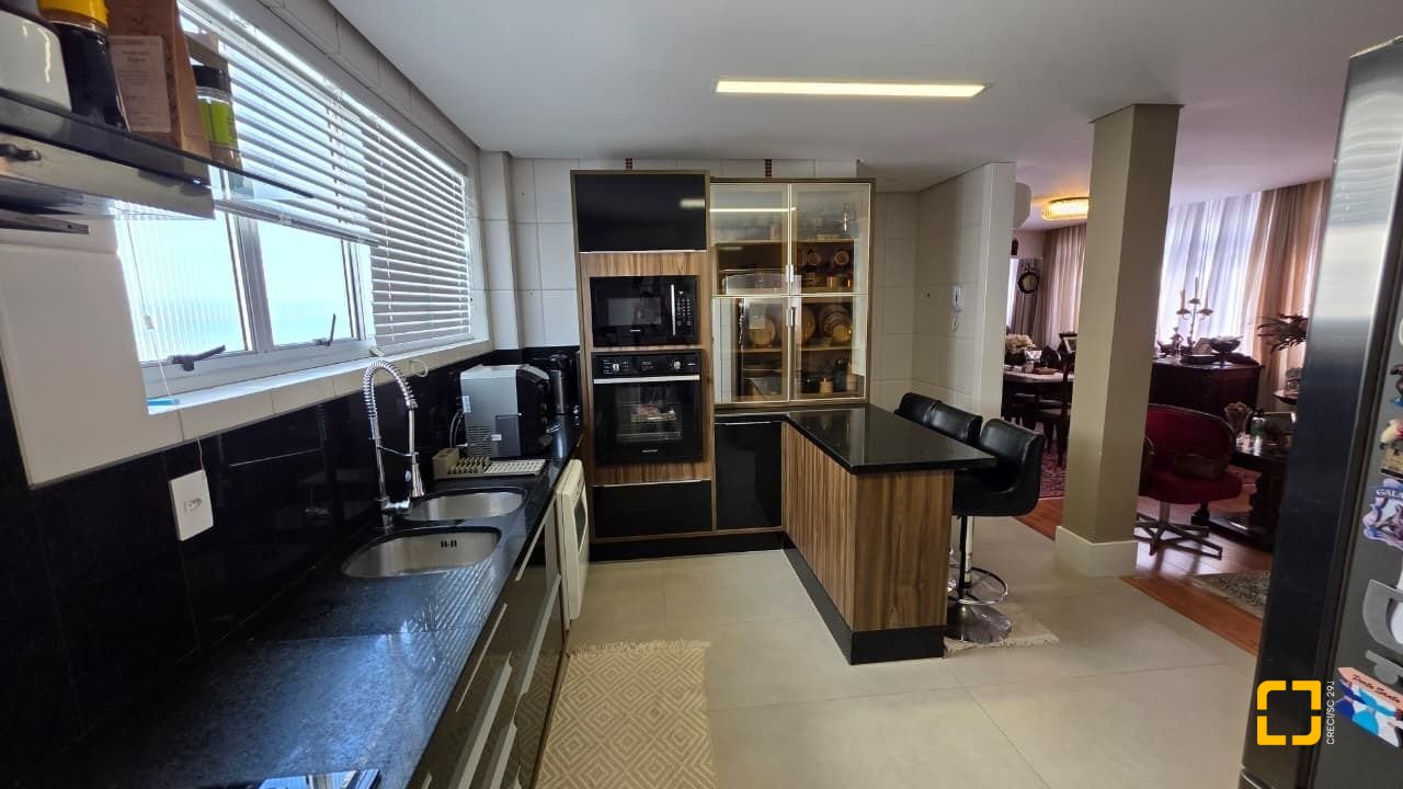 Apartamento com 226m², 3 quartos (sendo 1 suíte), 2 garagens, no bairro Beira Mar em Florianópolis