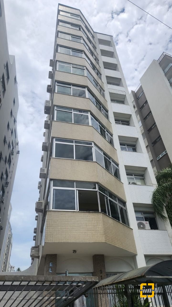 Apartamento com 226m², 3 quartos (sendo 1 suíte), 2 garagens, no bairro Beira Mar em Florianópolis