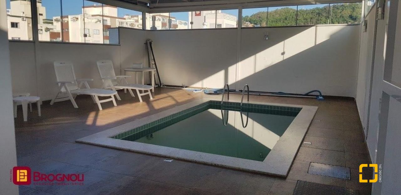 Apartamento com 226m², 3 quartos (sendo 1 suíte), 2 garagens, no bairro Beira Mar em Florianópolis