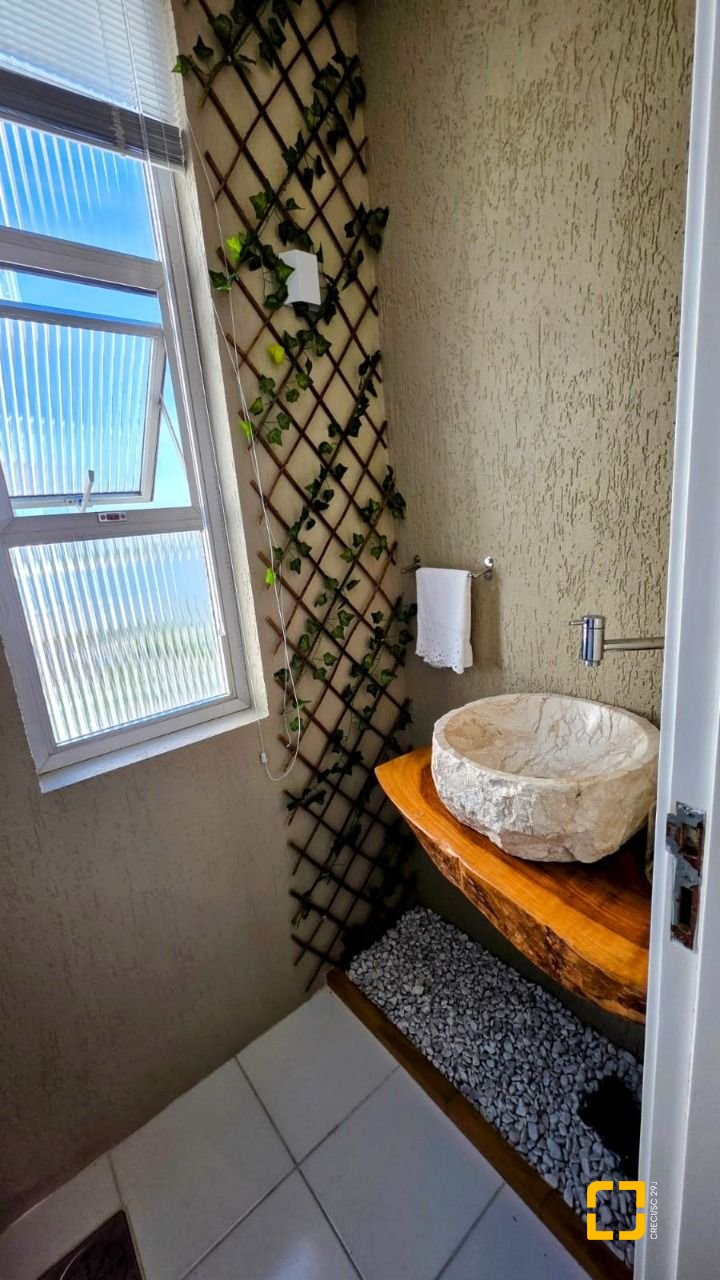 Apartamento com 226m², 3 quartos (sendo 1 suíte), 2 garagens, no bairro Beira Mar em Florianópolis