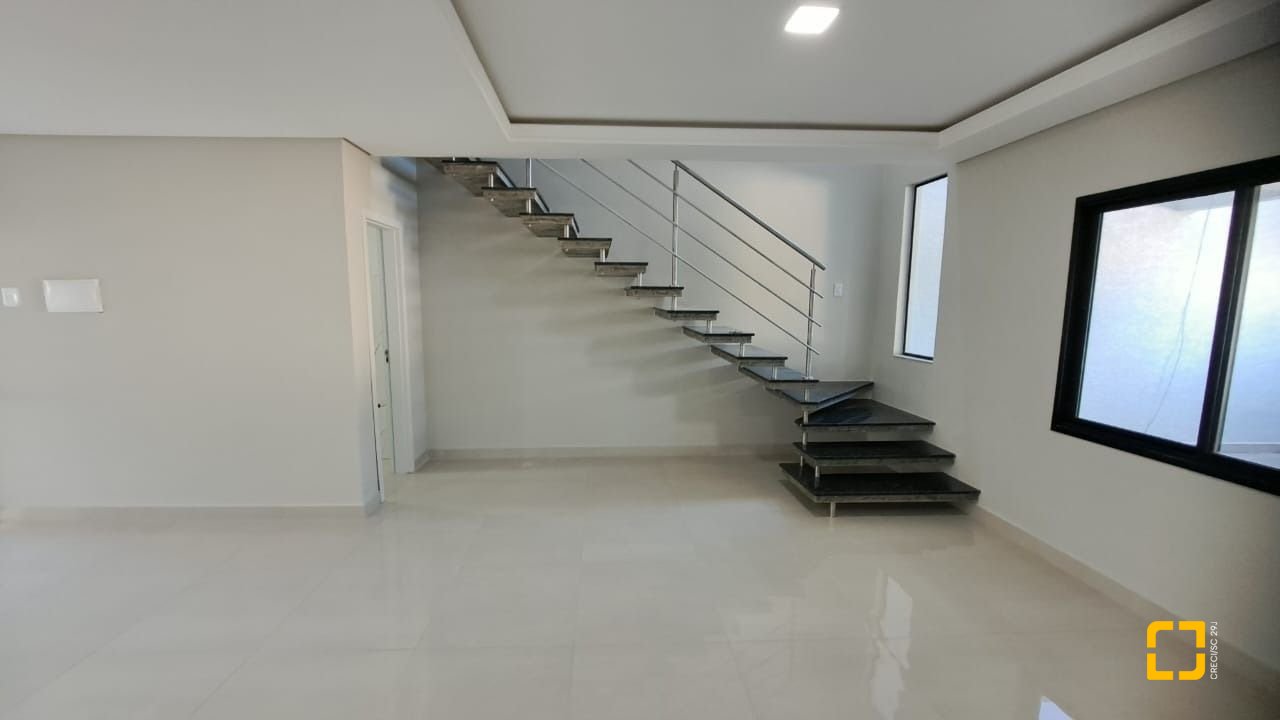 Casa com 140m², 3 quartos (sendo 1 suíte), 2 garagens, no bairro Ingleses do Rio Vermelho em Florianópolis