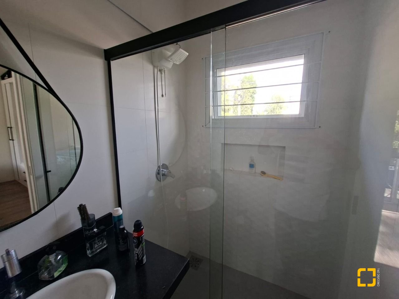 Casa com 190m², 2 quartos (sendo 2 suítes), 2 garagens, no bairro Ponta das Canas em Florianópolis