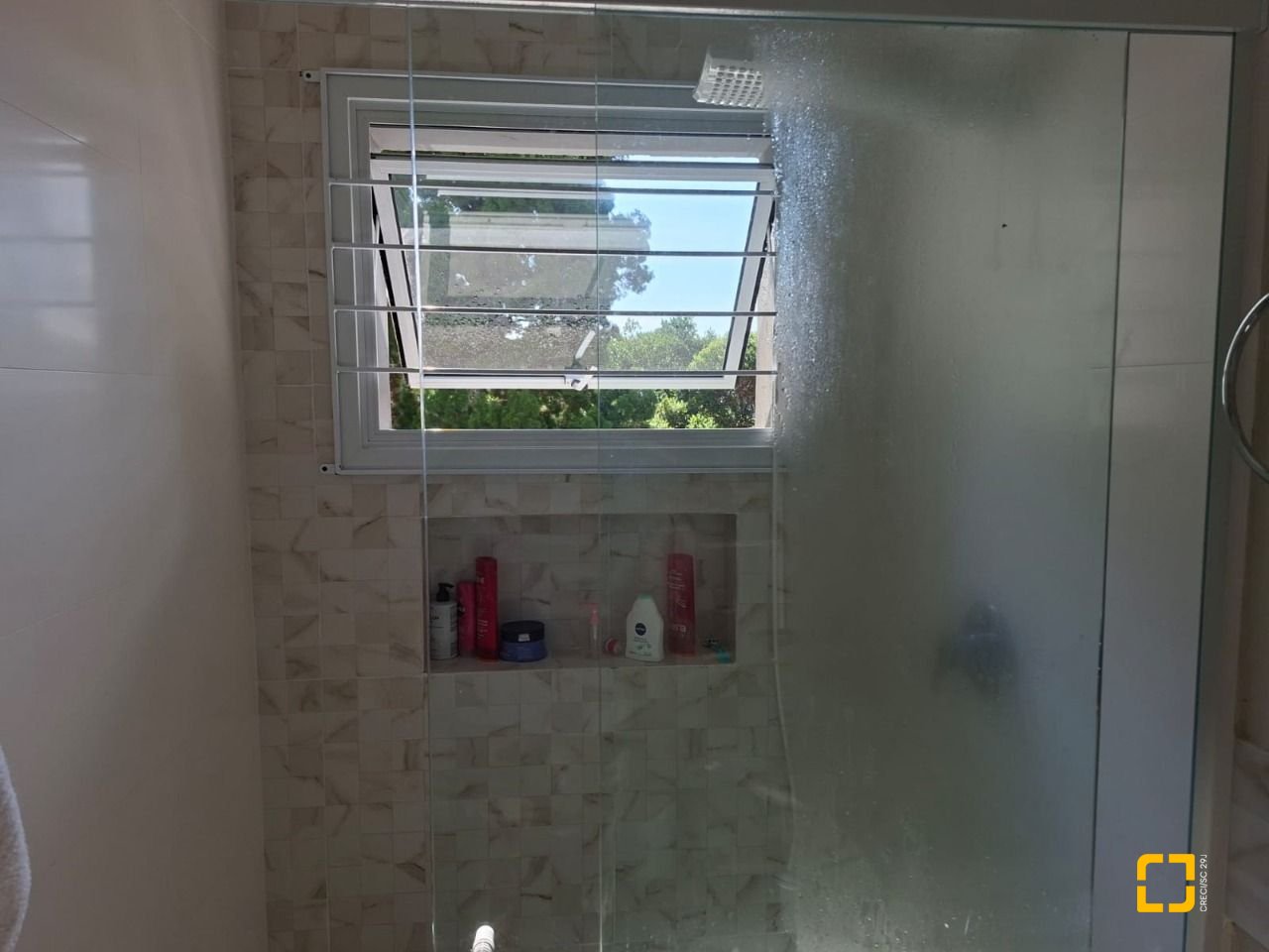 Casa com 190m², 2 quartos (sendo 2 suítes), 2 garagens, no bairro Ponta das Canas em Florianópolis