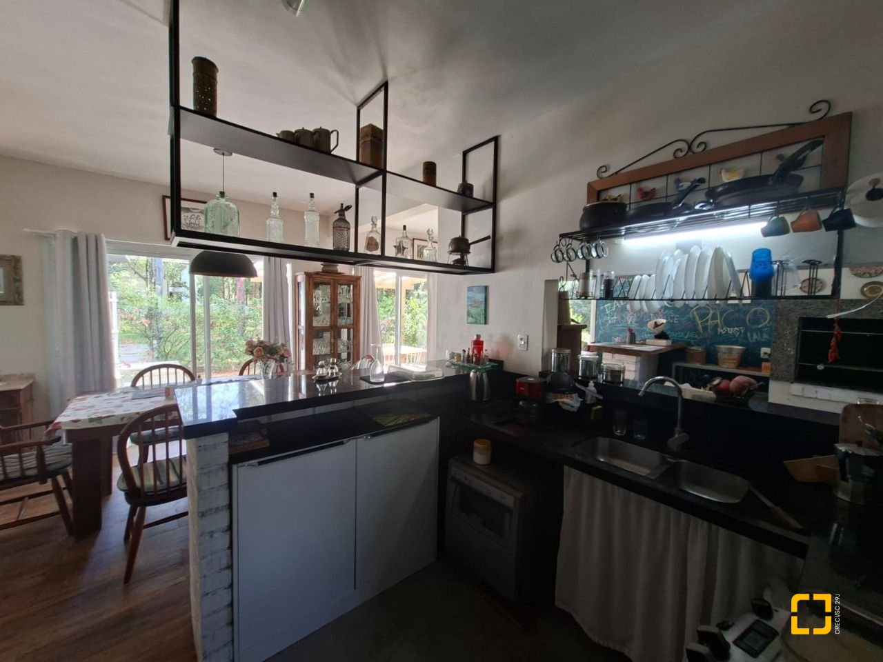 Casa com 190m², 2 quartos (sendo 2 suítes), 2 garagens, no bairro Ponta das Canas em Florianópolis
