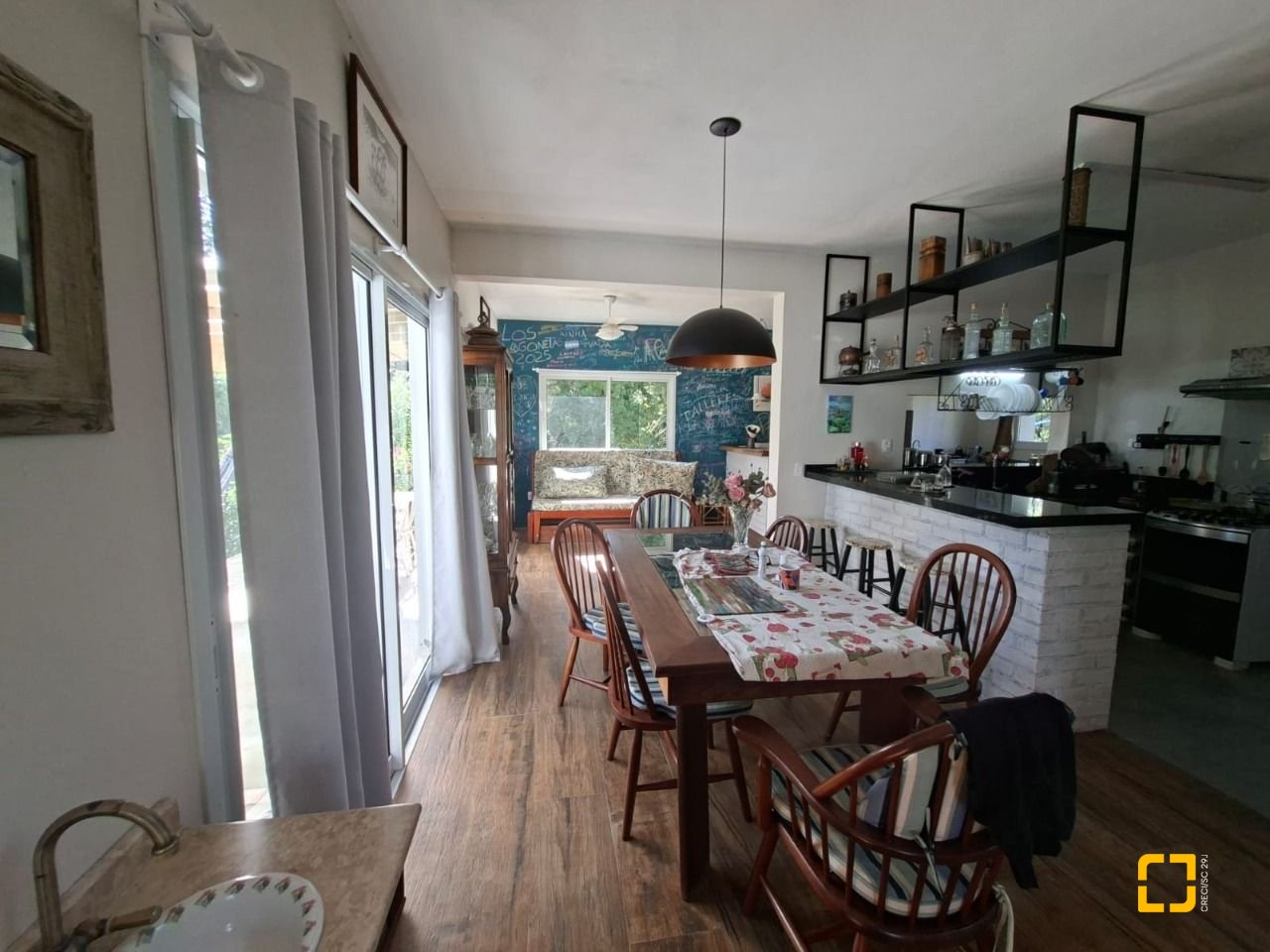 Casa com 190m², 2 quartos (sendo 2 suítes), 2 garagens, no bairro Ponta das Canas em Florianópolis