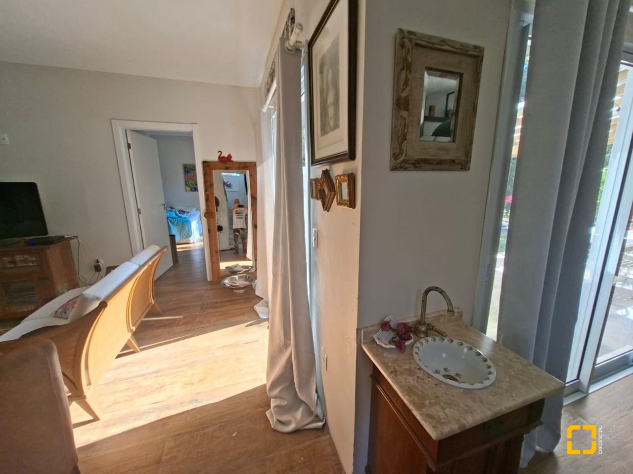 Casa com 190m², 2 quartos (sendo 2 suítes), 2 garagens, no bairro Ponta das Canas em Florianópolis