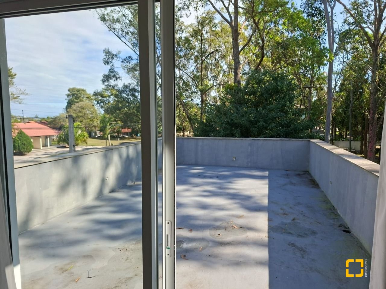 Casa com 190m², 2 quartos (sendo 2 suítes), 2 garagens, no bairro Ponta das Canas em Florianópolis