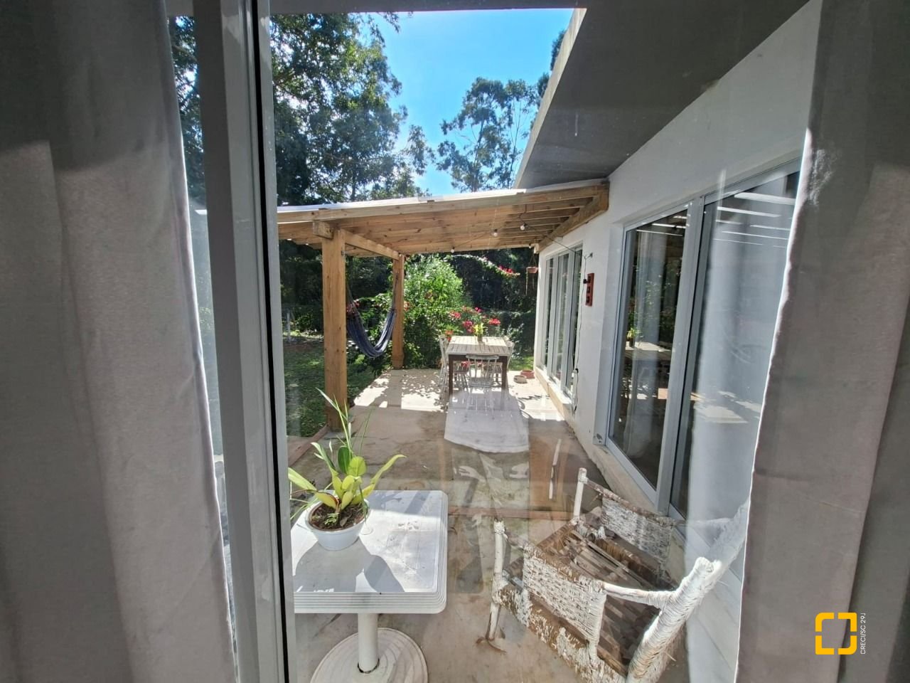 Casa com 190m², 2 quartos (sendo 2 suítes), 2 garagens, no bairro Ponta das Canas em Florianópolis