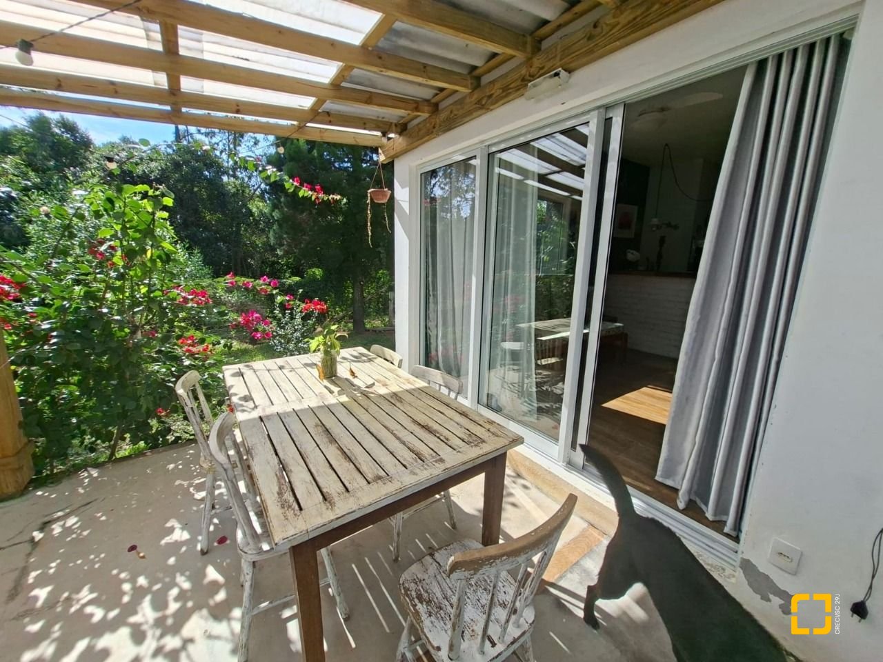 Casa com 190m², 2 quartos (sendo 2 suítes), 2 garagens, no bairro Ponta das Canas em Florianópolis