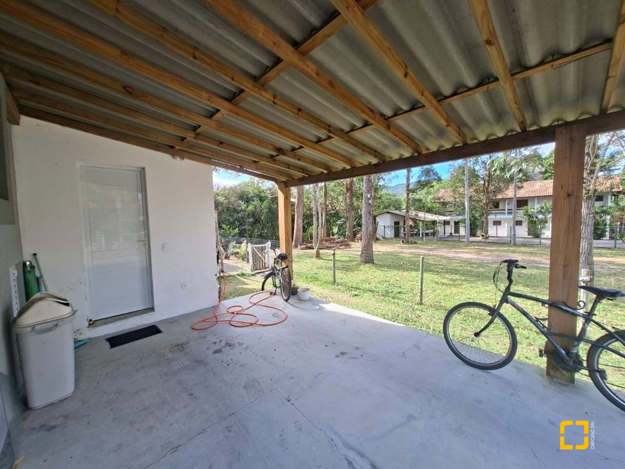 Casa com 190m², 2 quartos (sendo 2 suítes), 2 garagens, no bairro Ponta das Canas em Florianópolis