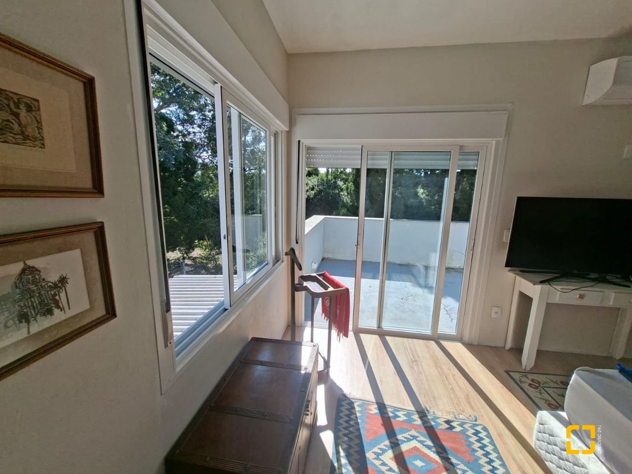 Casa com 190m², 2 quartos (sendo 2 suítes), 2 garagens, no bairro Ponta das Canas em Florianópolis
