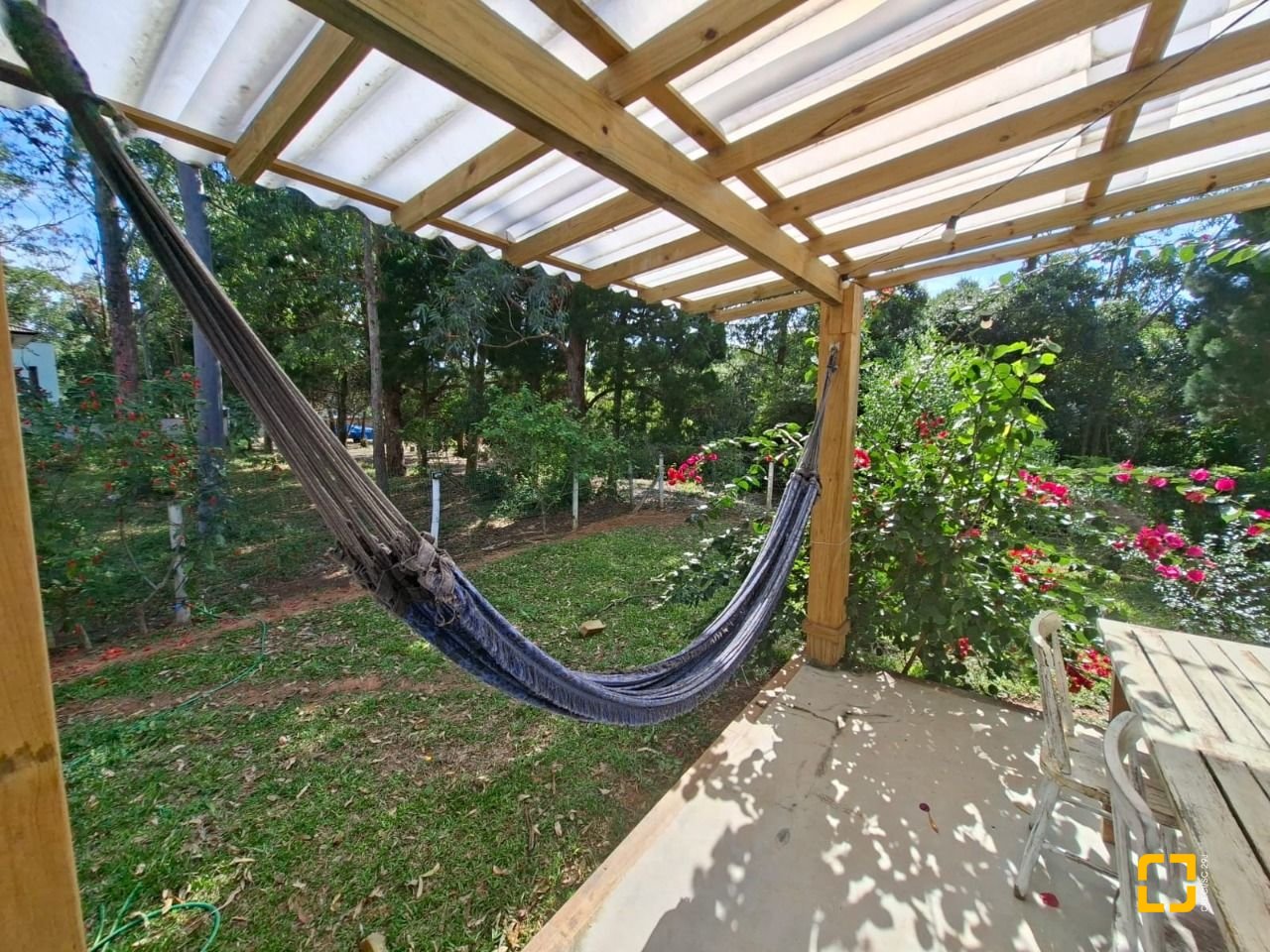 Casa com 190m², 2 quartos (sendo 2 suítes), 2 garagens, no bairro Ponta das Canas em Florianópolis