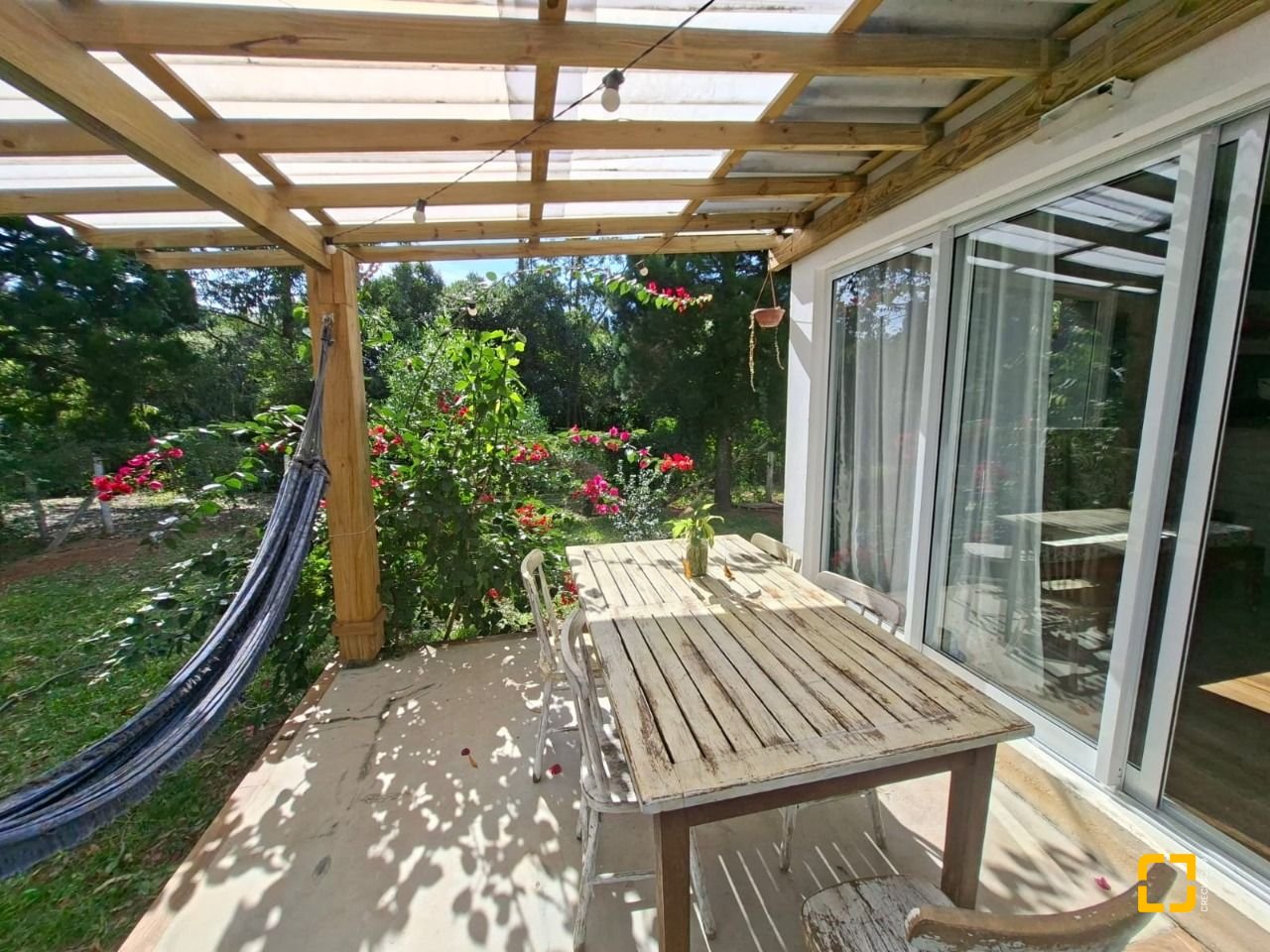 Casa com 190m², 2 quartos (sendo 2 suítes), 2 garagens, no bairro Ponta das Canas em Florianópolis