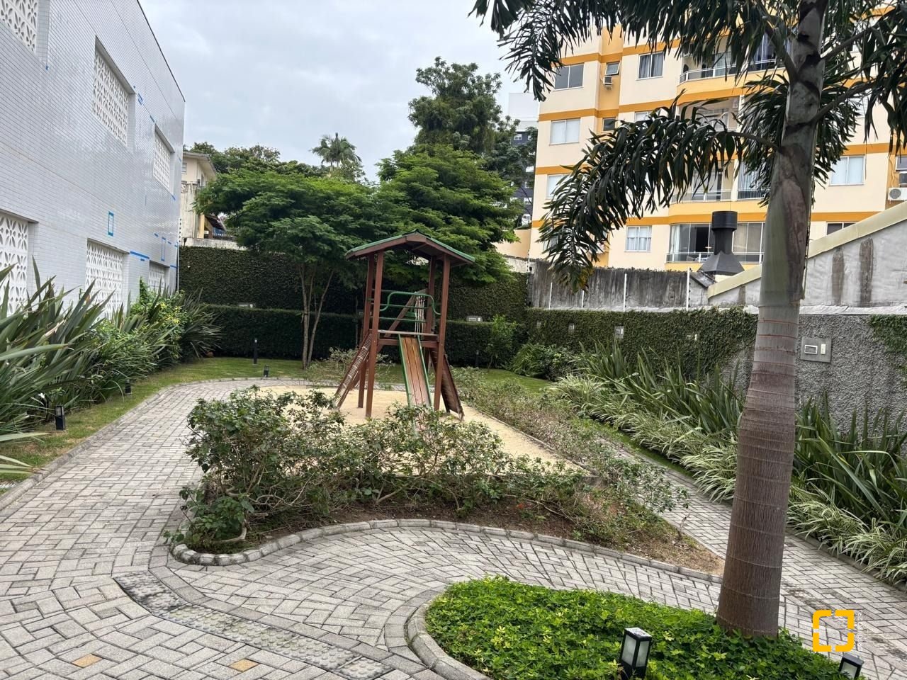 Apartamento com 65m², 3 quartos (sendo 1 suíte), 1 garagem, no bairro Capoeiras em Florianópolis