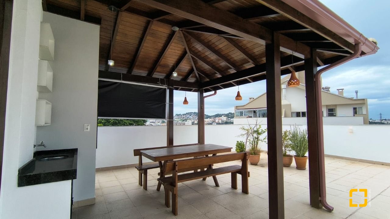 Cobertura com 189m², 4 quartos (sendo 1 suíte), 1 garagem, no bairro Capoeiras em Florianópolis