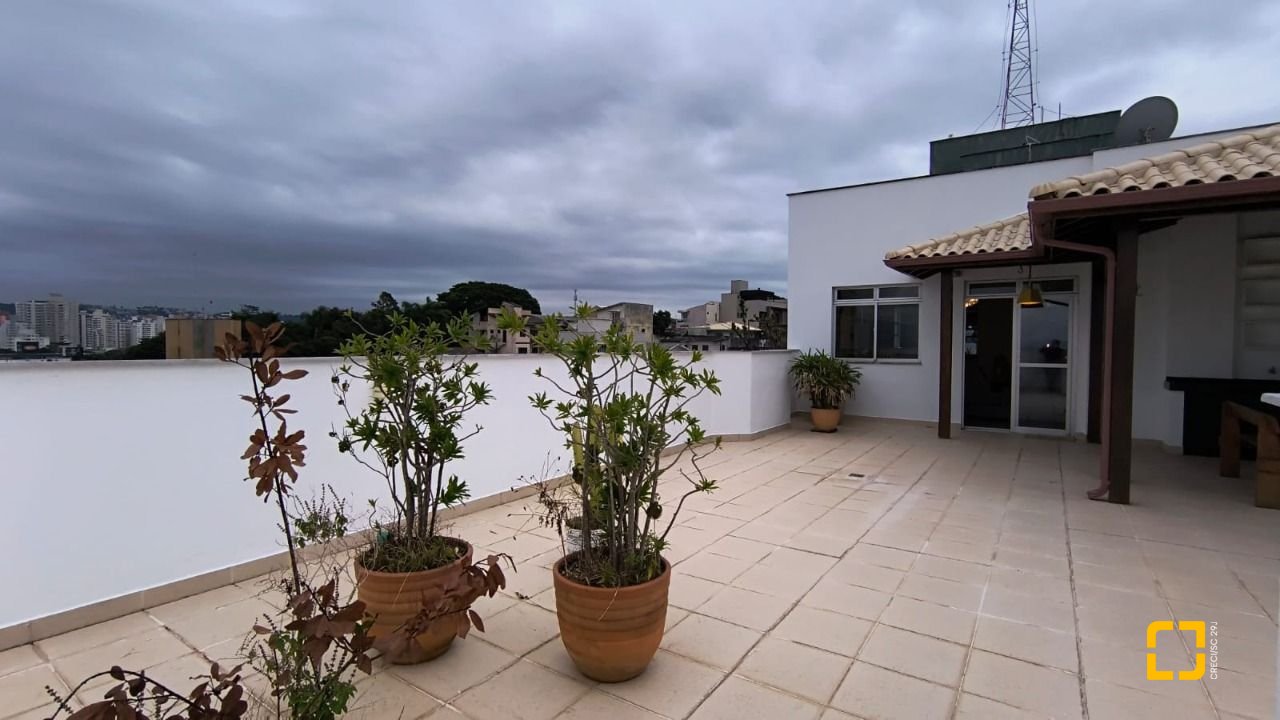 Cobertura com 189m², 4 quartos (sendo 1 suíte), 1 garagem, no bairro Capoeiras em Florianópolis