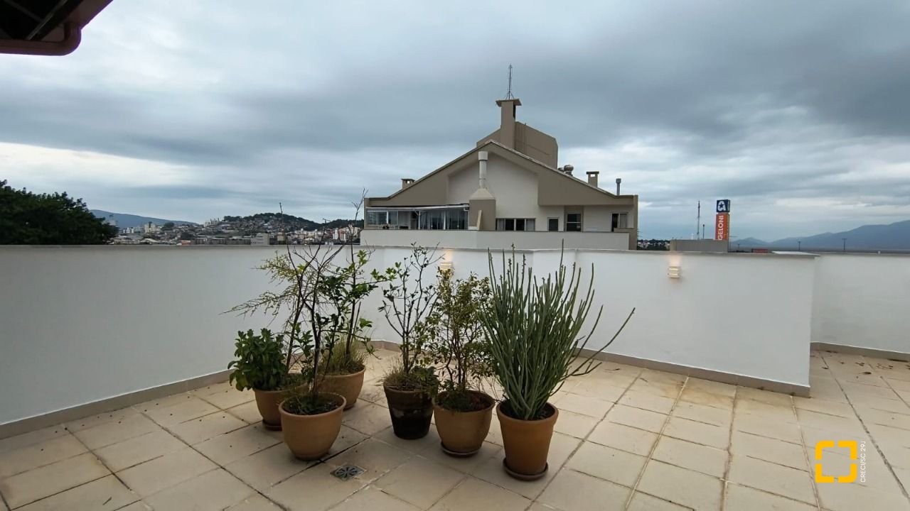 Cobertura com 189m², 4 quartos (sendo 1 suíte), 1 garagem, no bairro Capoeiras em Florianópolis