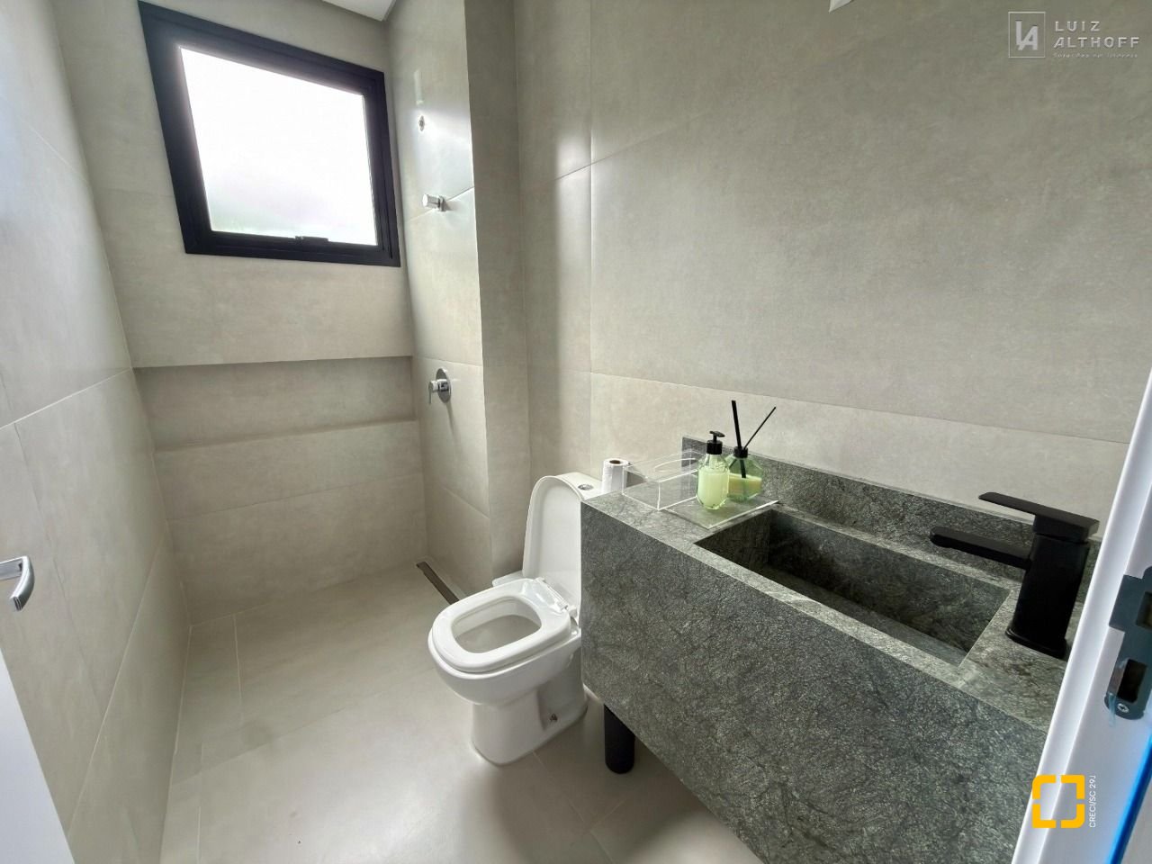 Casa de Condomínio com 144m², 3 quartos (sendo 1 suíte), 2 garagens, no bairro São Sebastião em Palhoça