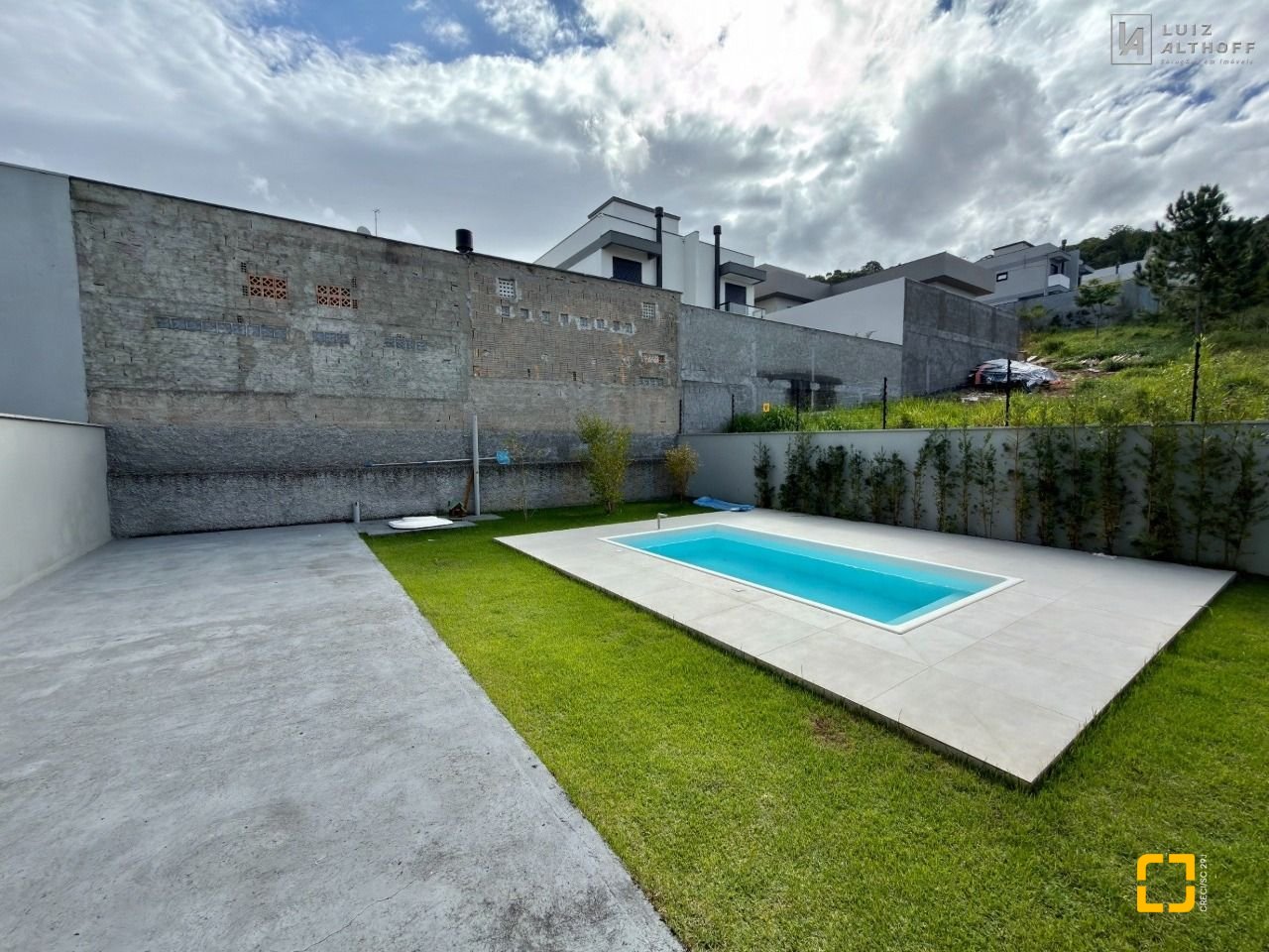 Casa de Condomínio com 144m², 3 quartos (sendo 1 suíte), 2 garagens, no bairro São Sebastião em Palhoça
