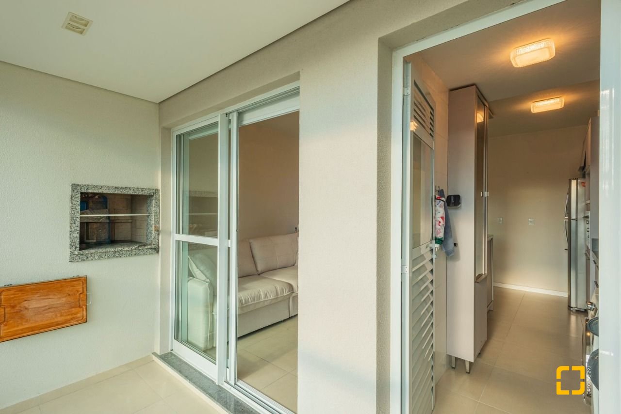 Apartamento com 78m², 3 quartos (sendo 1 suíte), 1 garagem, no bairro Barreiros em São José