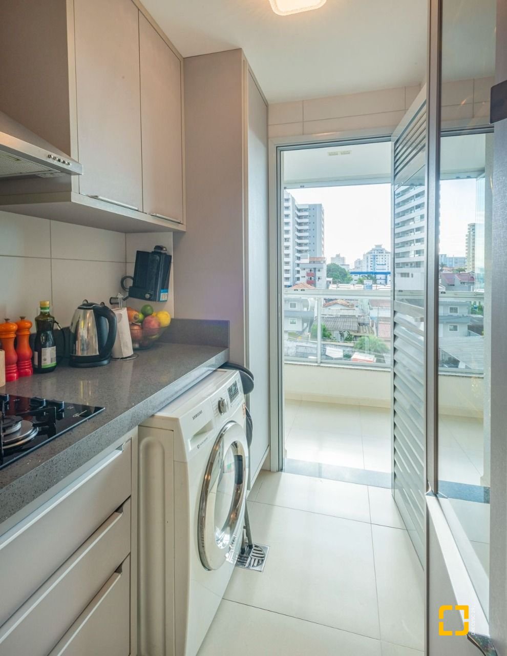 Apartamento com 78m², 3 quartos (sendo 1 suíte), 1 garagem, no bairro Barreiros em São José