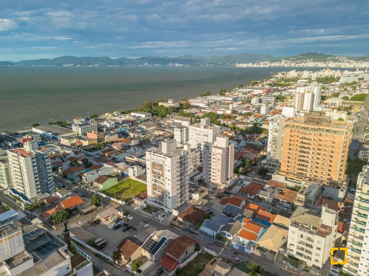 Apartamento com 78m², 3 quartos (sendo 1 suíte), 1 garagem, no bairro Barreiros em São José